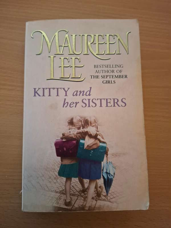 Kitty and Her Sisters : Maureen Lee   (Paperback)