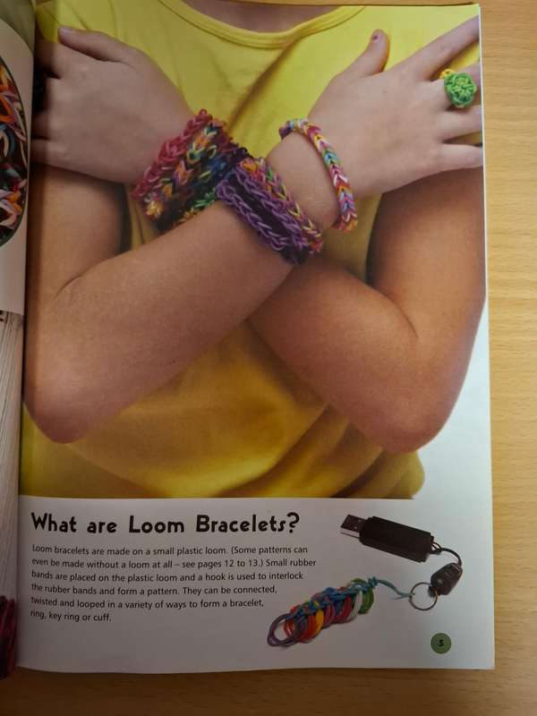 Loom Bracelets - Learn how to create lovely loom bracelets (Paperback)