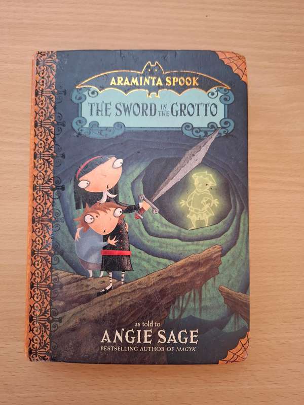 Araminta Spook - The Sword in The Grotto as Told to Angie Sage  (Hardcover)