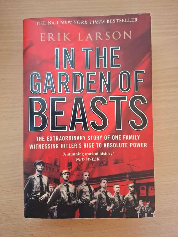 In the Garden of Beasts - Story of One Family Witnessing Hitler`s Rise: Erik Larson (Paperback)
