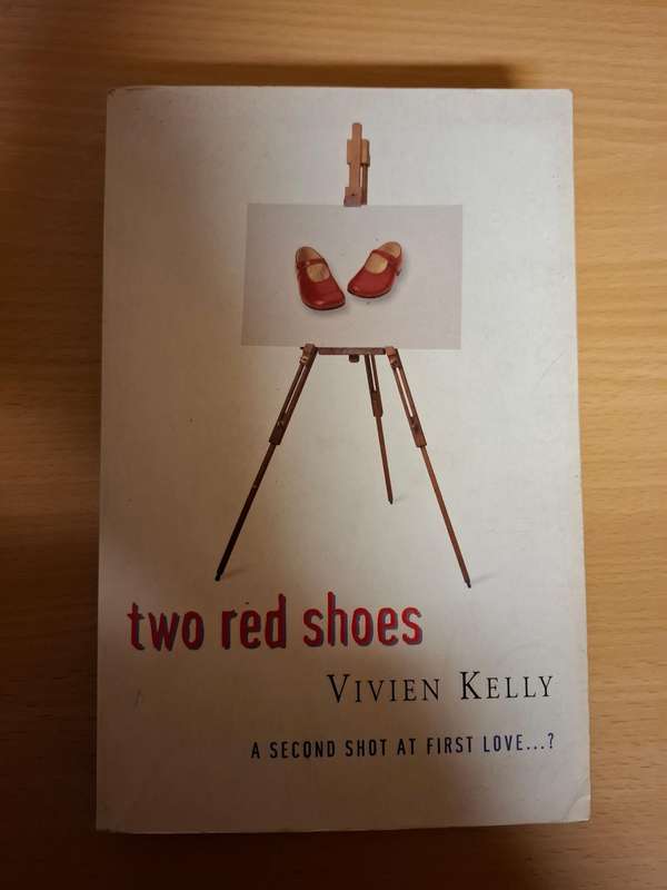 Two Red Shoes : Vivien Kelly  (Paperback)