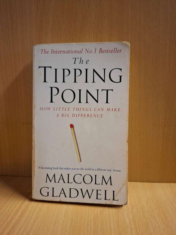 Tipping Point : Malcolm Gladwell  (small paperback)