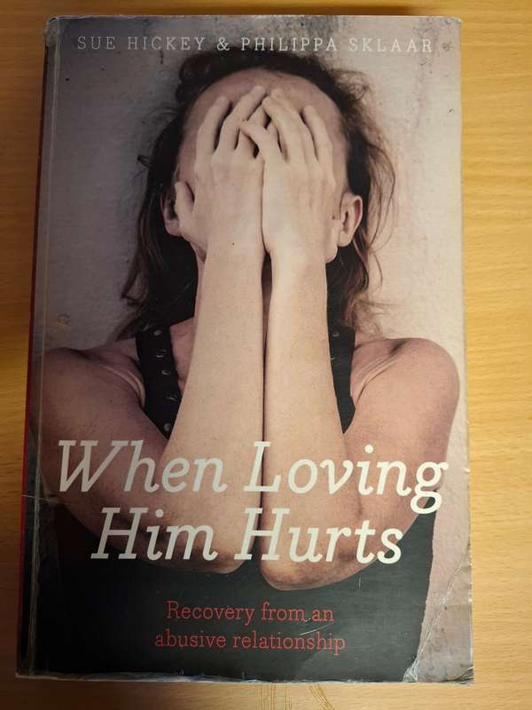 When Loving Him Hurts : Sue Hickey & Philippa Sklaar (Paperback)