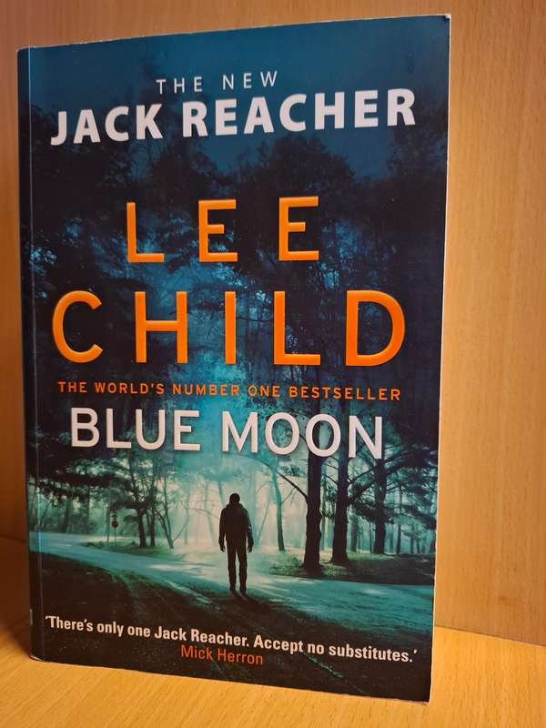 Blue Moon: Lee Child  (Large Paperback)