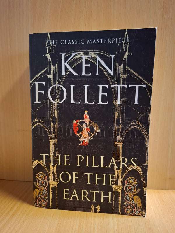 The Pillars of the Earth: Ken Follett (Paperback)