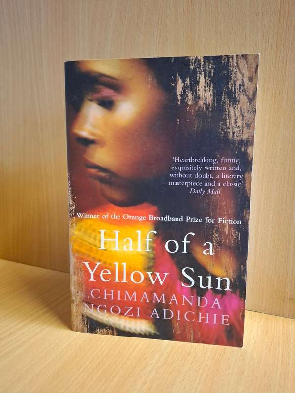 Half of a Yellow Sun: Chimamanda Ngozi Adichie (Paperback)