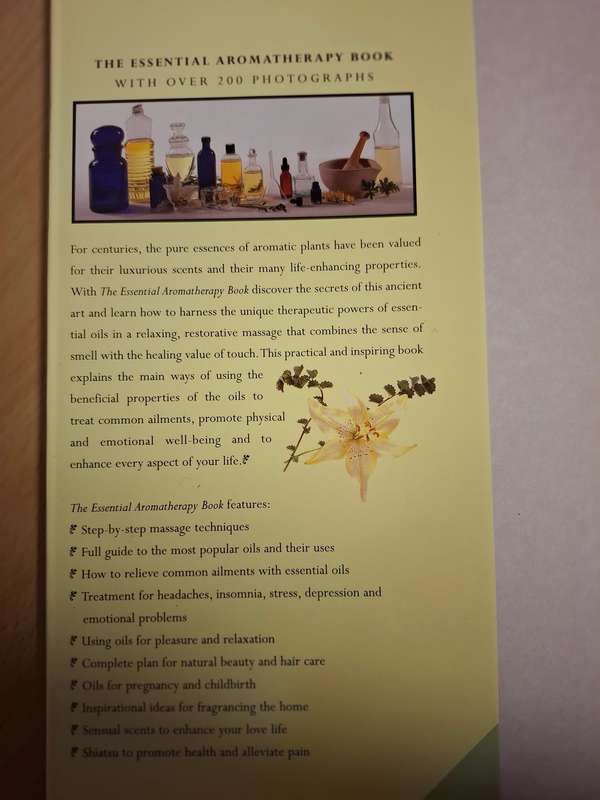 The Essential Aromatherapy Book : Carole McGilvery and Jimi Reed  (Hardcover)