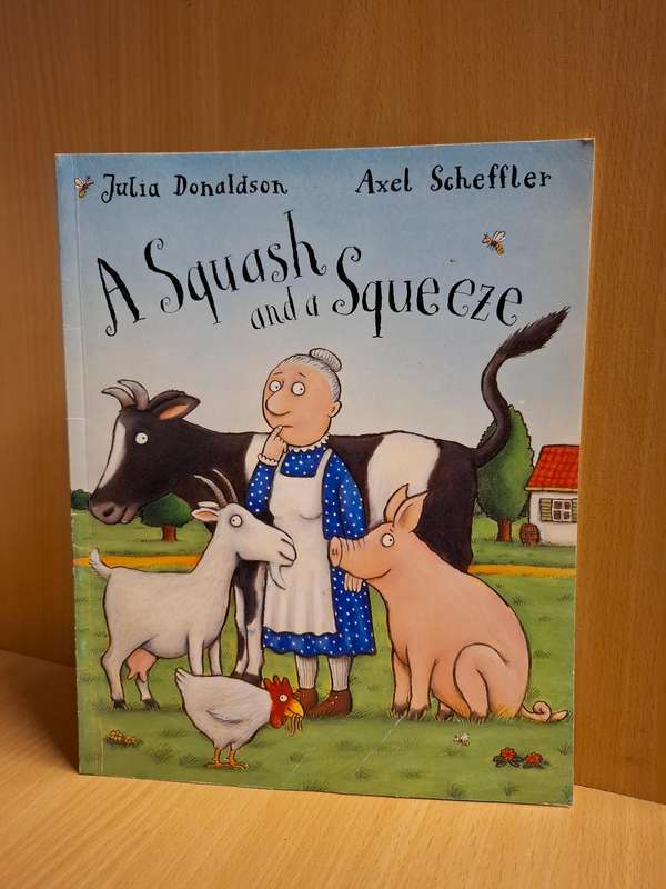 A Squash and a Squeeze : Julia Donaldson, Axel Scheffler  (Paperback)