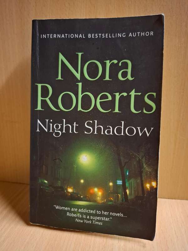 Night Shadow : Nora Roberts  (Paperback)