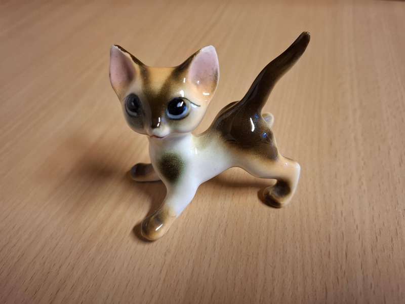 Small Porcelain Cat Figurine (height 7cm width 8cm depth 4cm)