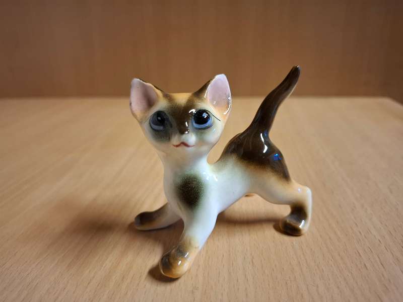 Small Porcelain Cat Figurine (height 7cm width 8cm depth 4cm)