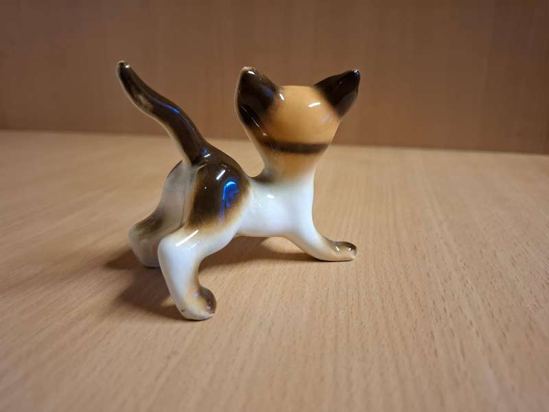 Small Porcelain Cat Figurine (height 7cm width 8cm depth 4cm)
