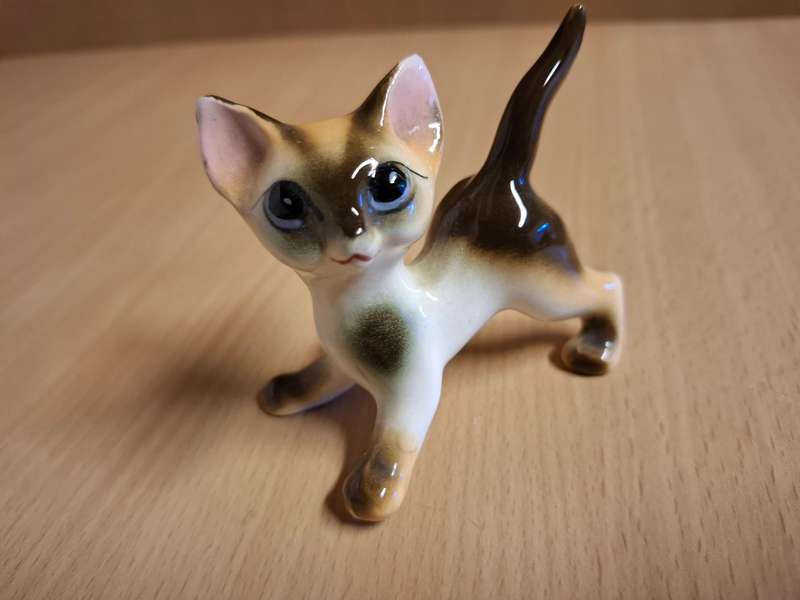 Small Porcelain Cat Figurine (height 7cm width 8cm depth 4cm)
