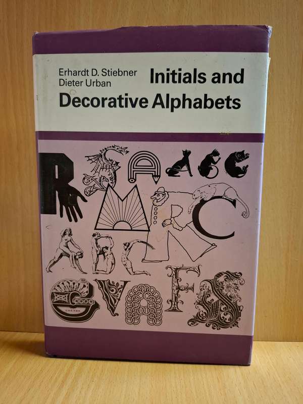 Initials and Decorative Alphabets : Erhardt D. Stiebner, Dieter Urban (Hardcover)