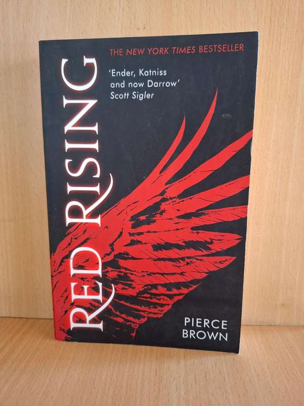 Red Rising : Pierce Brown (Paperback)