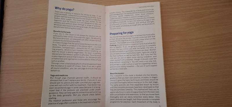 A Pocket Book on Yoga : Bob Bury  (Hardcover)