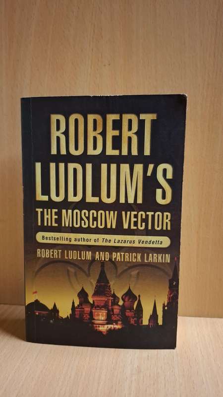 Robert Ludlum`s The Moscow Vector: Robert Ludlum and Patrick Larkin (Small Paperback)