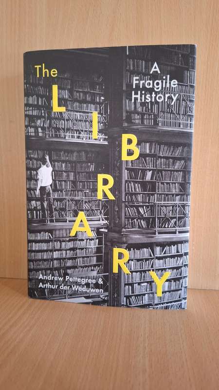 The Library - A Fragile History : Andrew Pettefree & Arthur der Weduwen  (Hardcover)