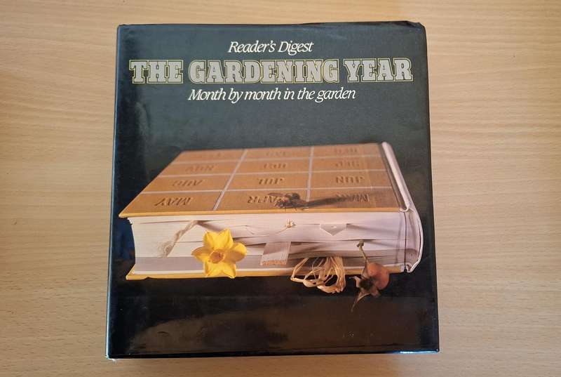 Reader`s Digest - The Gardening Year - Month by Month in the Garden  (Hardcover)