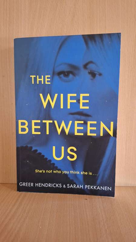 The Wife Between Us : Greer Hendricks & Sarah Pekkanen (Paperback)