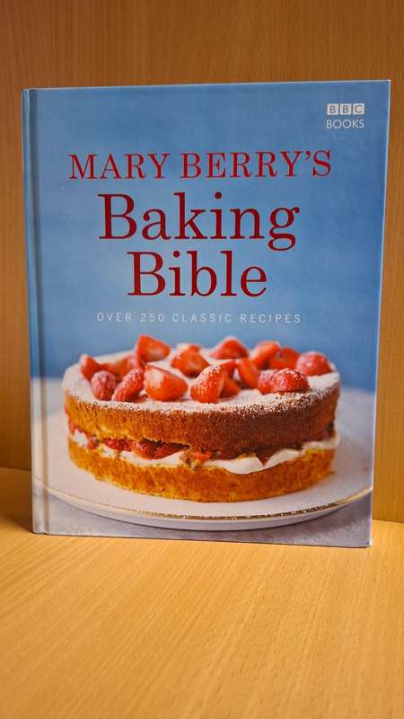BBC Books - Mary Berry`s Baking Bible - Over 250 Classic Recipes  (Hardcover)