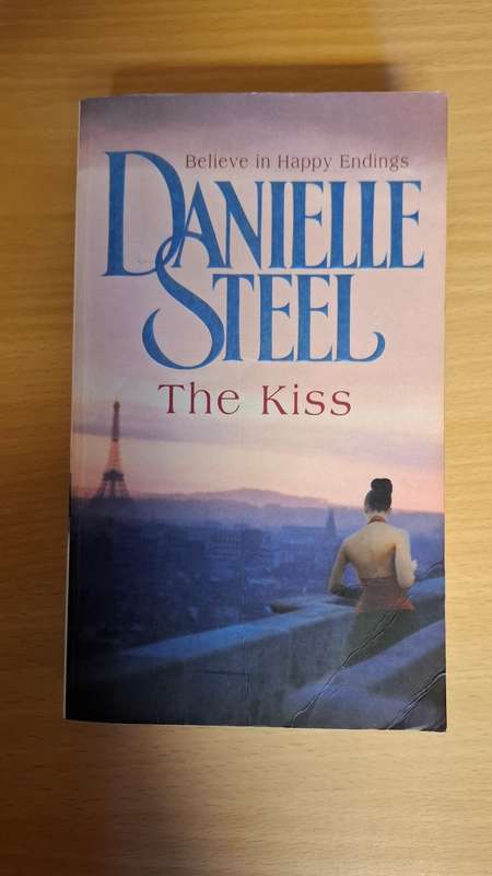 The Kiss : Danielle Steel  (Paperback)