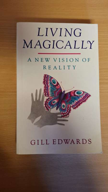 Living Magically - A New Vision of Reality: Gill Edwards (Paperback)