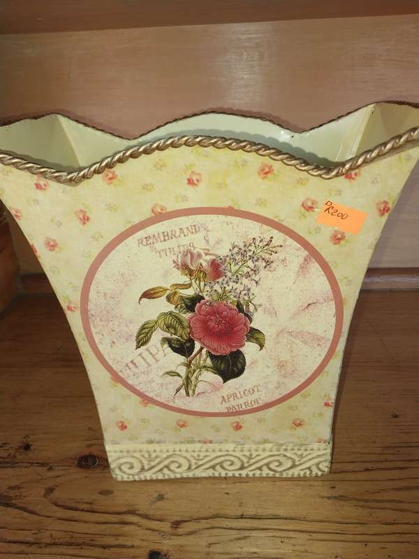 Decorative metal floarl holder
