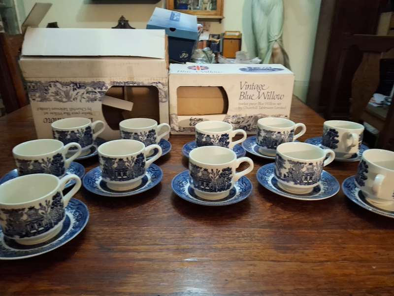 11 blue and white willow pattern tea cup duos