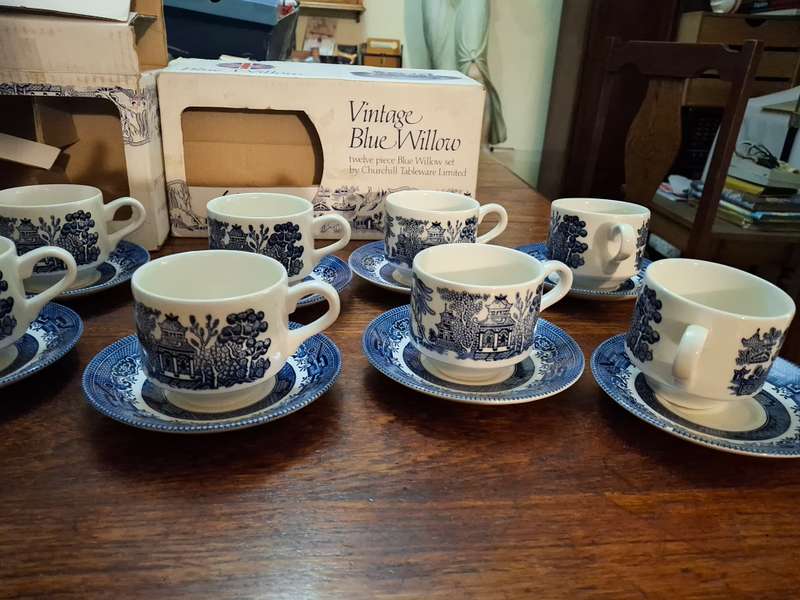 11 blue and white willow pattern tea cup duos