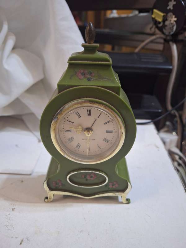 Vintage hard plastic wind up clock