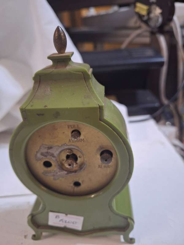 Vintage hard plastic wind up clock