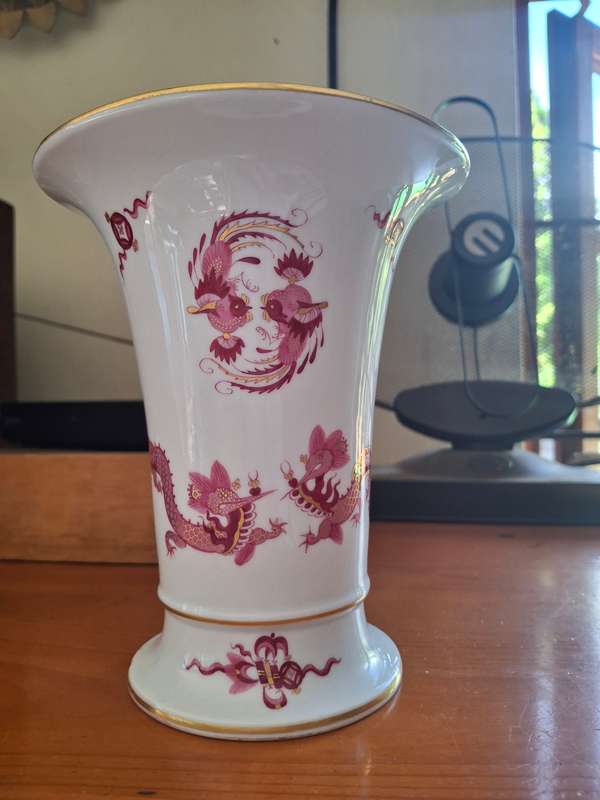 Proceleain oriental dargon scene vase