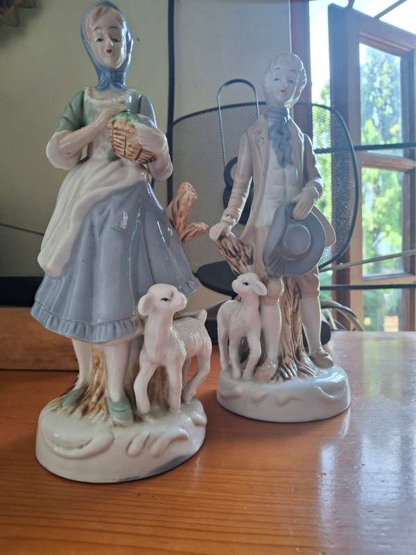 A pair of vinatge procelsin figurines