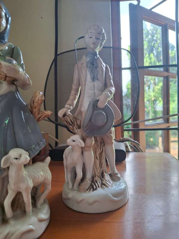 A pair of vinatge procelsin figurines
