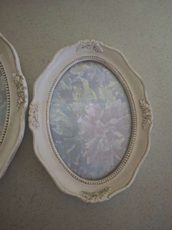 Two small orante frames with floarl prints