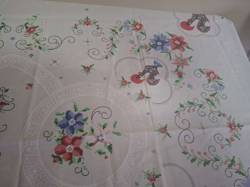 Pretty nicely printed floarl table cloth