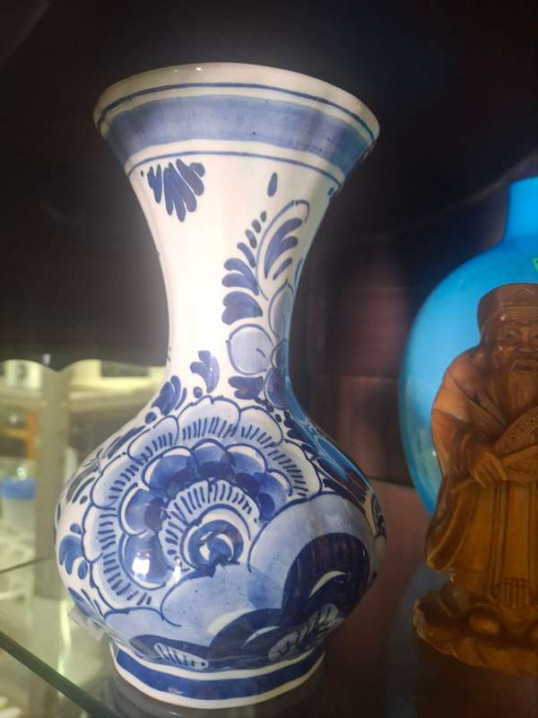Blue and white delft vase