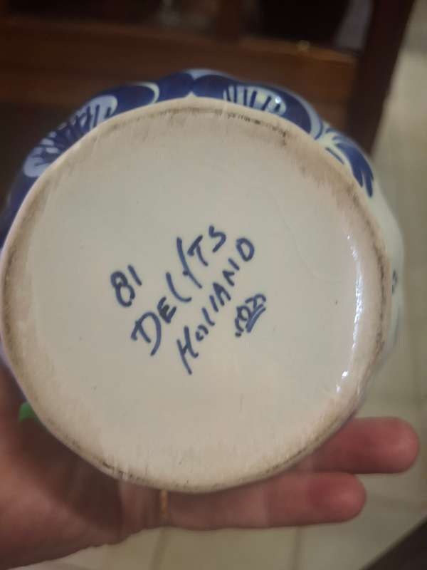 Blue and white delft vase