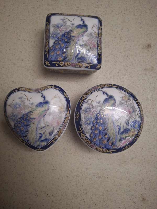 A set of three pretty imari style procelian trinket boxes
