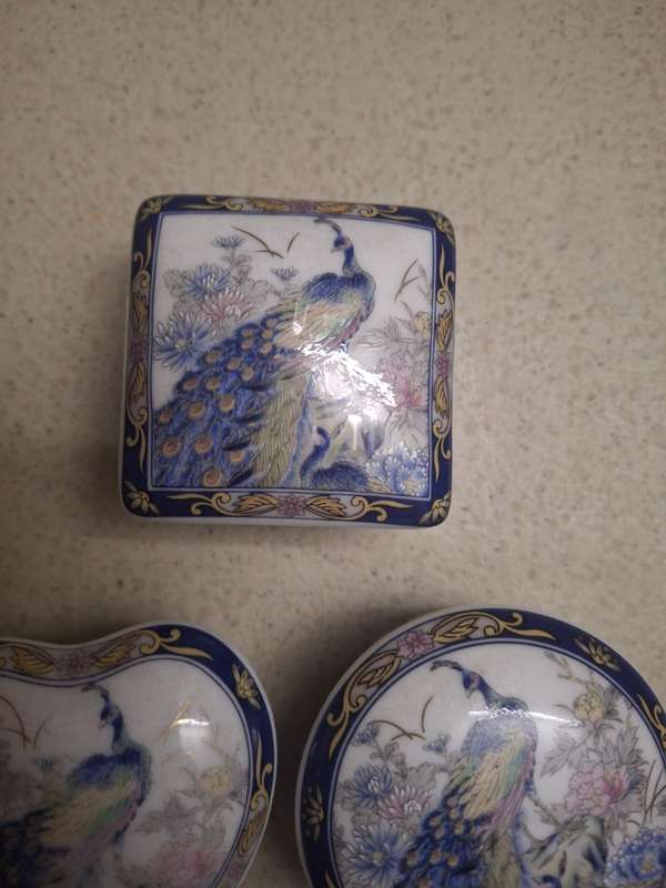 A set of three pretty imari style procelian trinket boxes