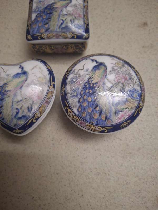 A set of three pretty imari style procelian trinket boxes