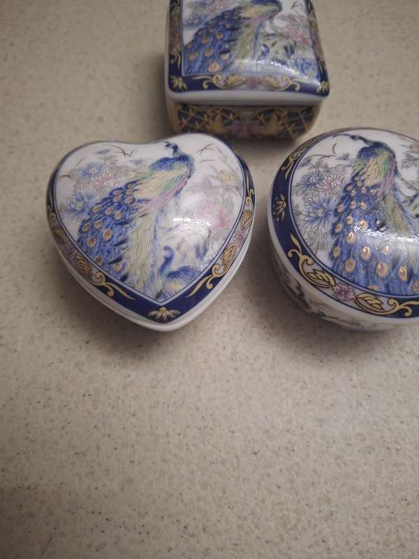 A set of three pretty imari style procelian trinket boxes