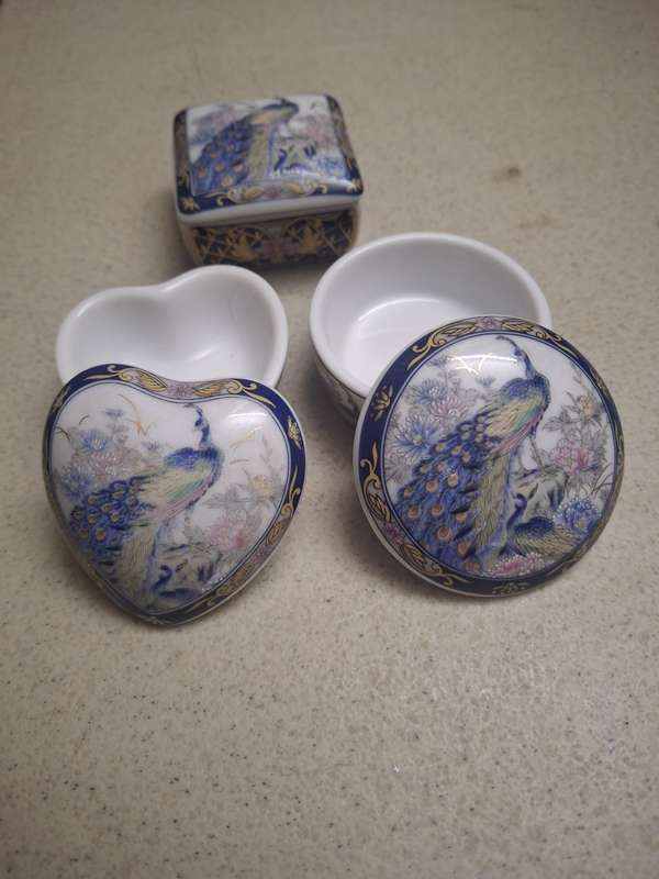 A set of three pretty imari style procelian trinket boxes