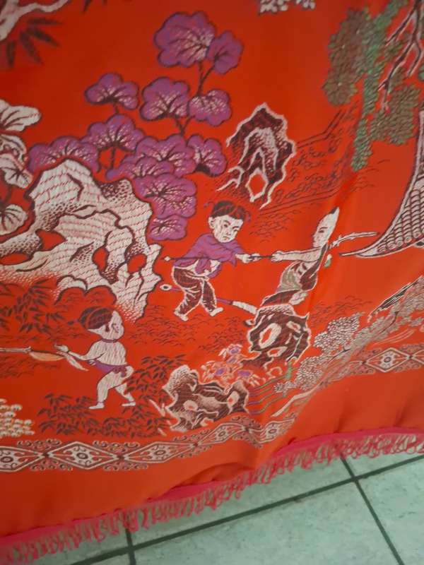 Stunning slik oriental scene table cloth