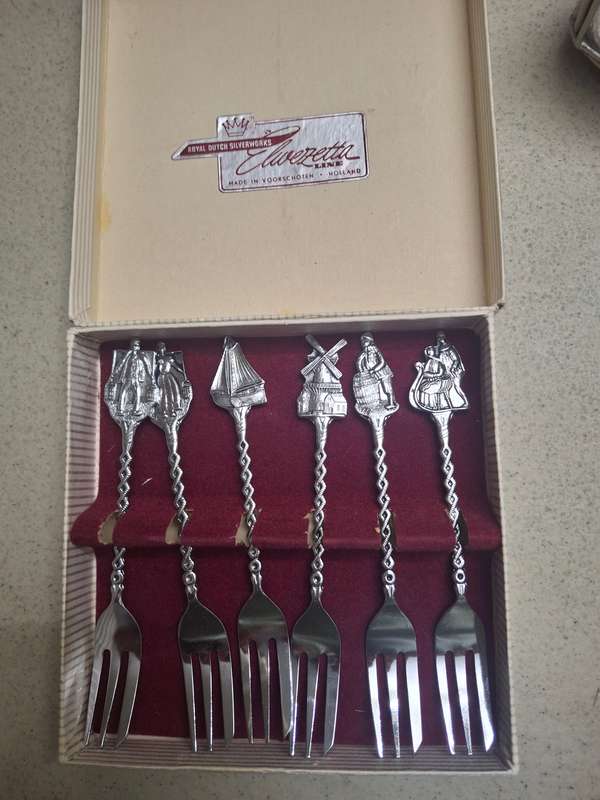 Set of six chrome saviour dutch cake forks boxed