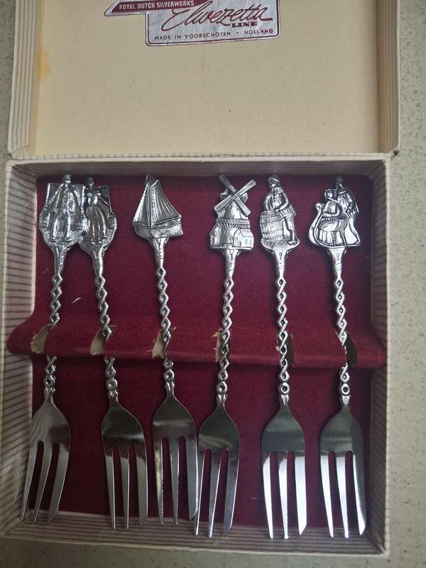 Set of six chrome saviour dutch cake forks boxed