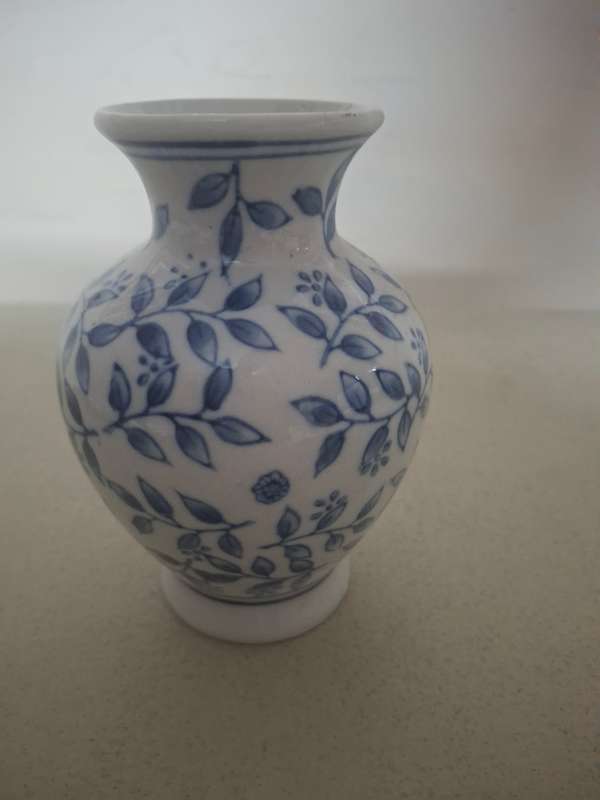 Pretty blue and white display procealin vase