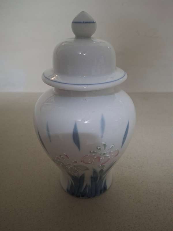 Pretty made in japan floarl procelain ginger jar
