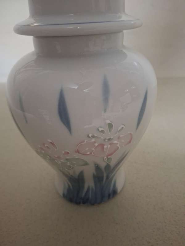 Pretty made in japan floarl procelain ginger jar